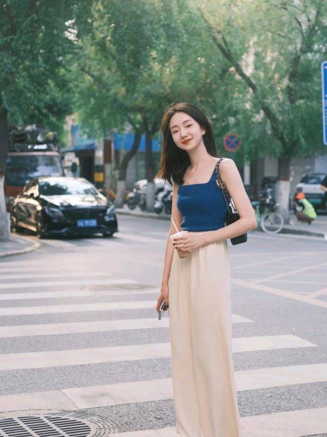 短裙|夏日穿搭要以简约实用为主，合适的穿搭，能把整个人衬得更有魅力