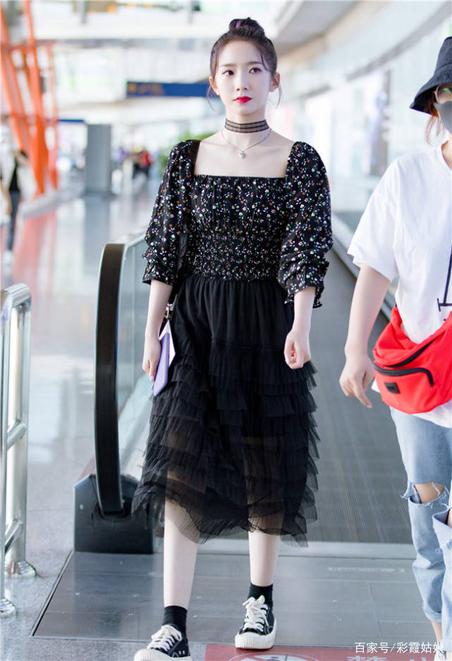 火箭少女|光顾着看孟美岐的脸蛋了，当看到裙子下的“莲藕腿”后，爱上了！