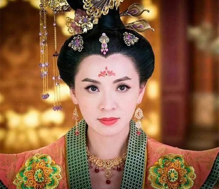 扮演者|电影《梅艳芳》剧照曝光，女主扮演者惹争议，网友：一点不像梅姑