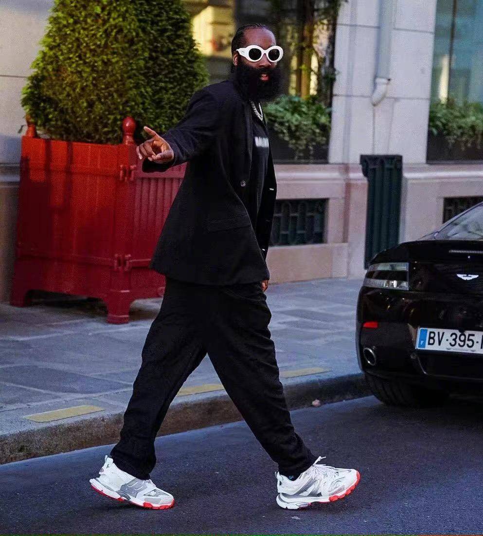 哈登现身巴黎时装周?乖张造型很另类