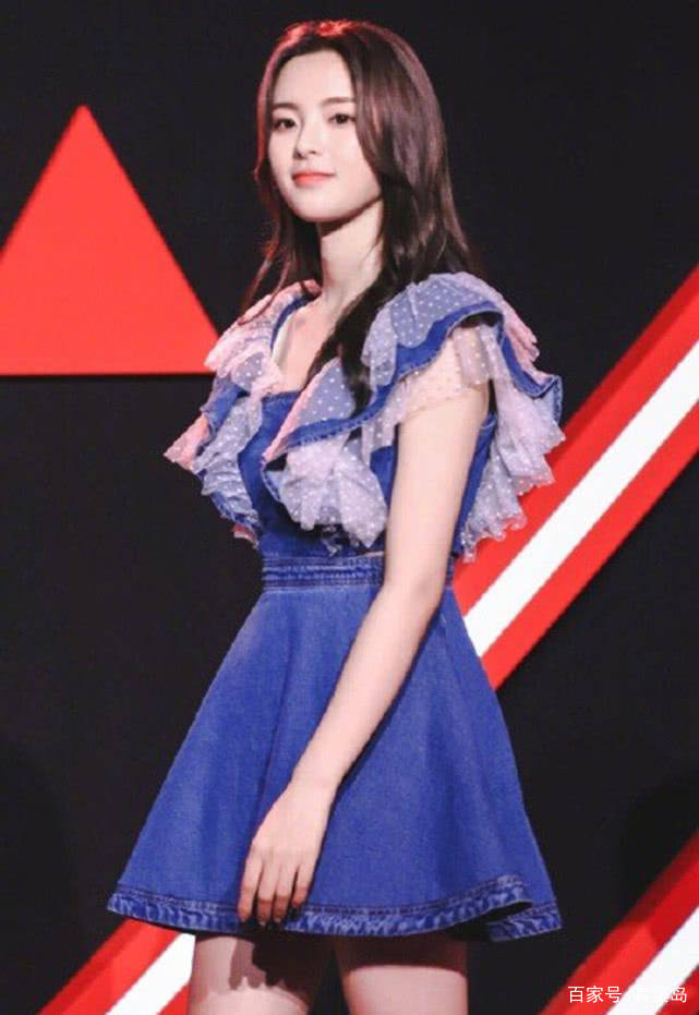Offbeat|杨超越穿200块牛仔裙走红毯引热议，转头同款却已售罄：真香！
