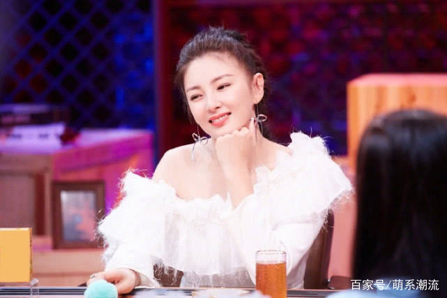 女神|张雨绮厉害，穿一字肩印花裙美似少女，这哪像生过双胞胎的身材呀