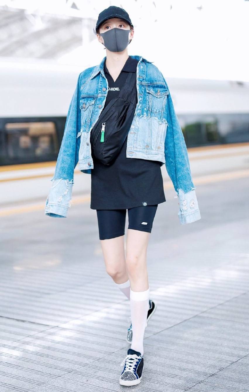 增加了|关晓彤把短裙穿成T恤，搭配“自行车裤”，秀出逆天大长腿