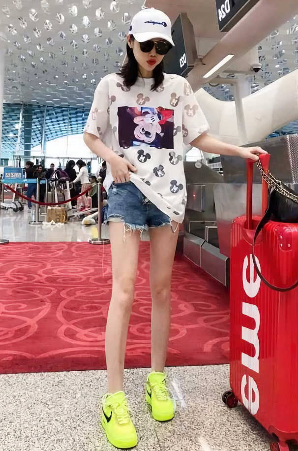 夏天|别穿背带裙了，今年夏天“桔梗裙”最火爆，遮肉不说还巨显腿长！