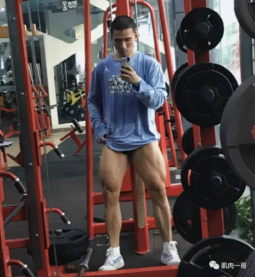 190cm重庆肌肉教练更衣室自拍身体实力藏不住了