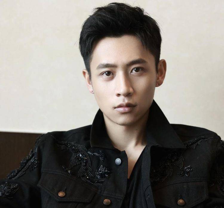 闫瑞|魏晨发布剧照，当年的选秀歌手，现在都要贴上硬汉标签了