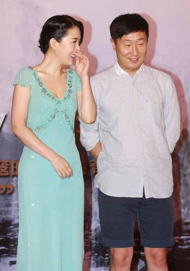 皱纹|颜丹晨的素颜算好的，虽也有些褶子，但皮肤很紧致一点不显老！