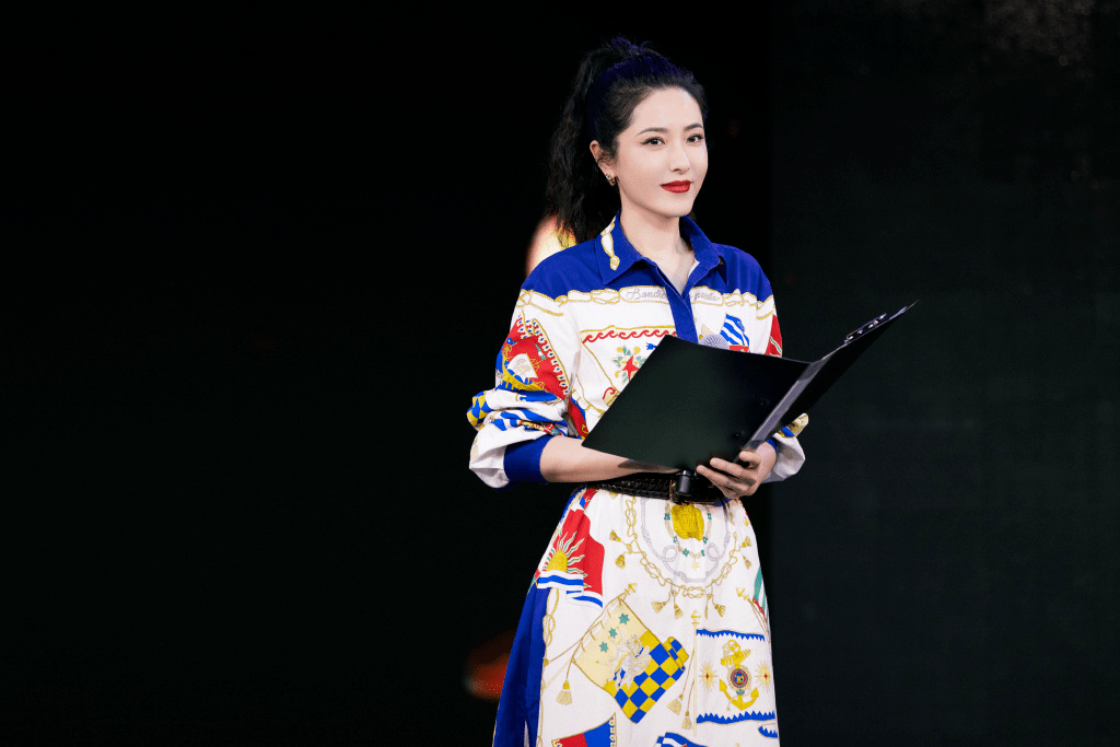 黑色|原来曾黎至今还未婚，难怪保养得那么好，身穿印花连衣裙高级减龄