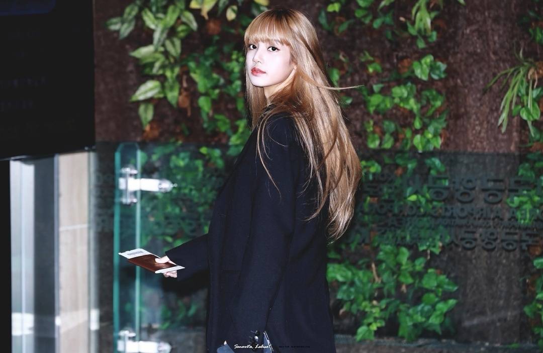 在三个代言人中,我最喜欢的还是lisa,长相甜美,身材姣好,跳舞迷人