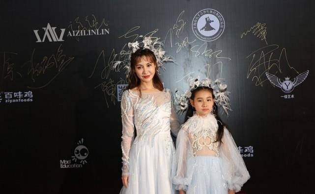 女儿|杨雪真的好嫩啊，化浓妆撞脸杨颖，和女儿看着像姐妹一样