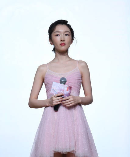 仙女|周冬雨的小清新哪去了？穿粉色仙女裙现身，未修图的状态令人堪忧