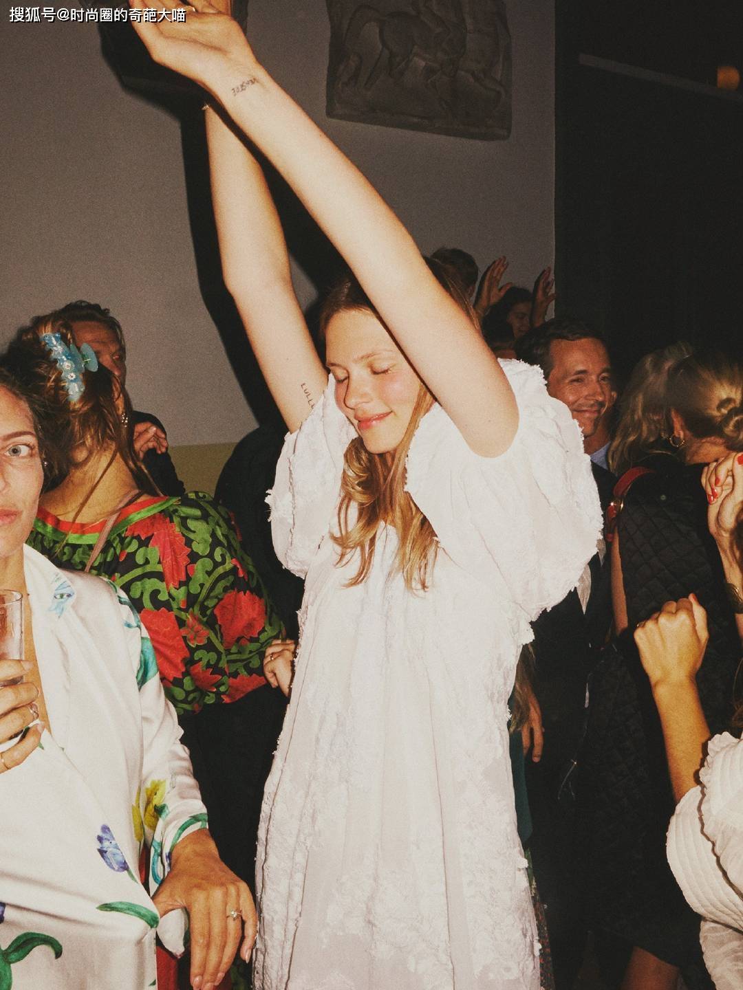 造型|繁琐的婚纱不再流行，吊带裙西装造型深受新娘喜爱，简单优雅