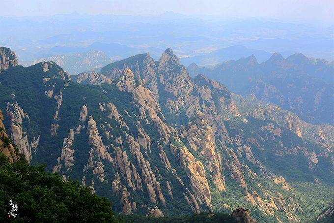 秦皇岛这座山有上亿年历史，号称“群山之祖”，夏季风景美如画