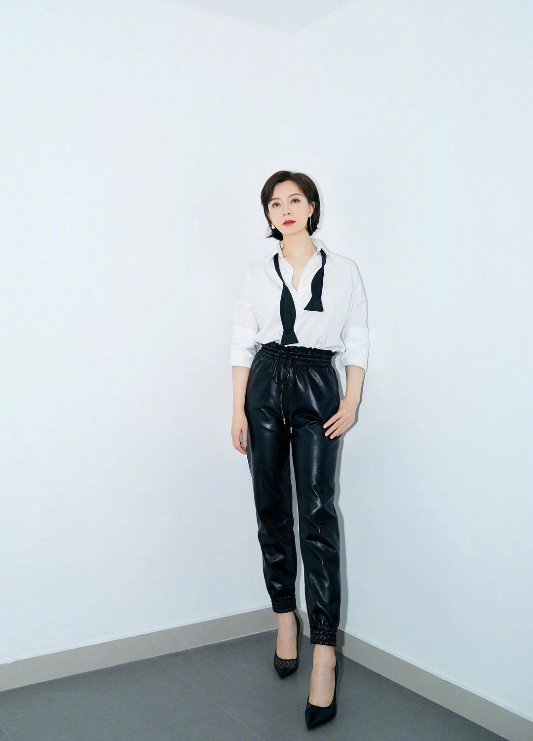 设计|陈数新造型太惊艳,穿包臀裙显出“花瓶身材”,曲线尽显女人味