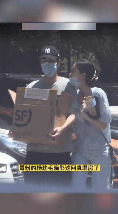 服装|别看王玉雯穿的挺温柔的，但挽着杨玏胳膊的样子，感觉大胆还主动