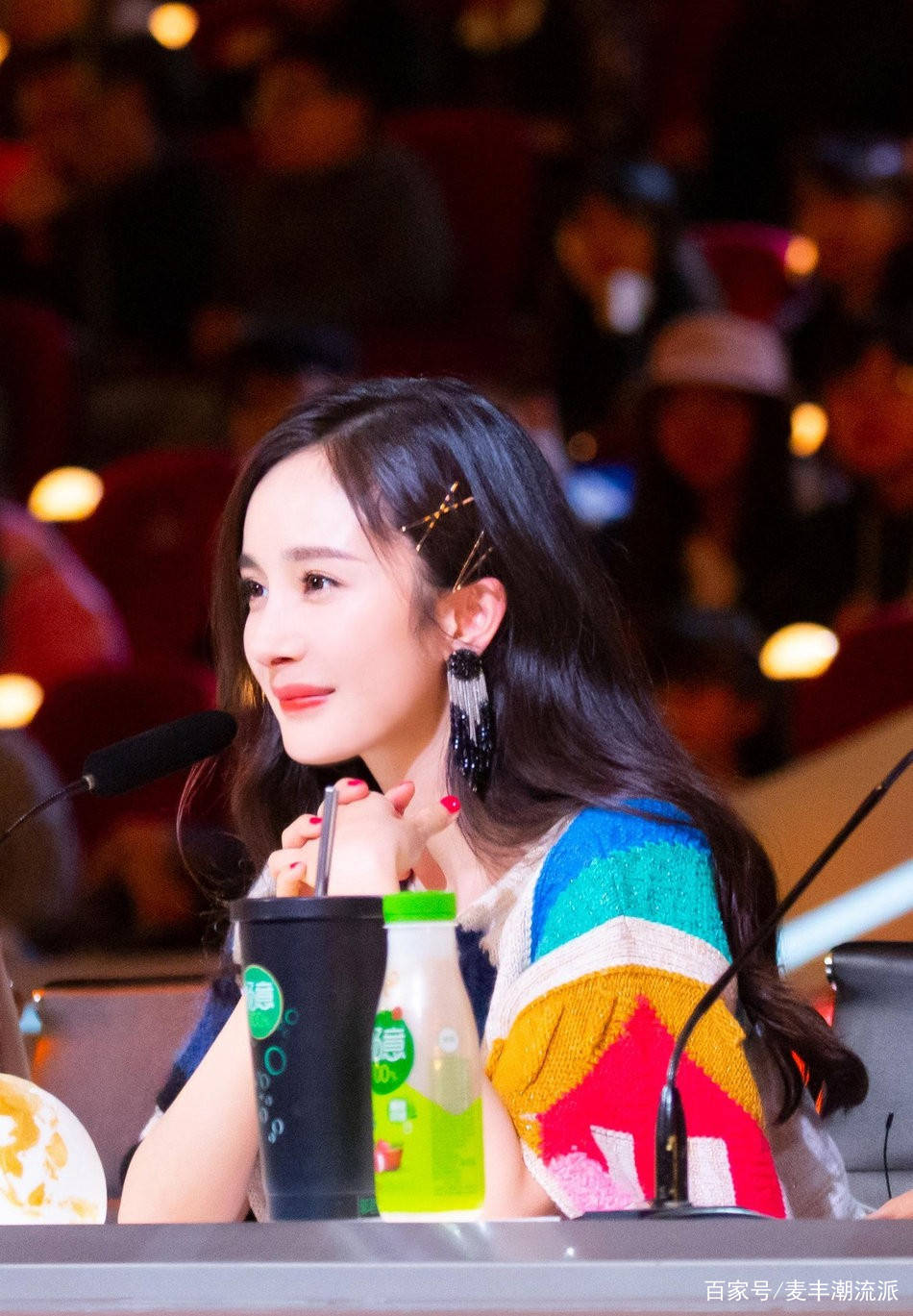 杨幂|杨幂哪像33岁的人，穿彩色拼接针织衫配轻纱短裙，少女感十足