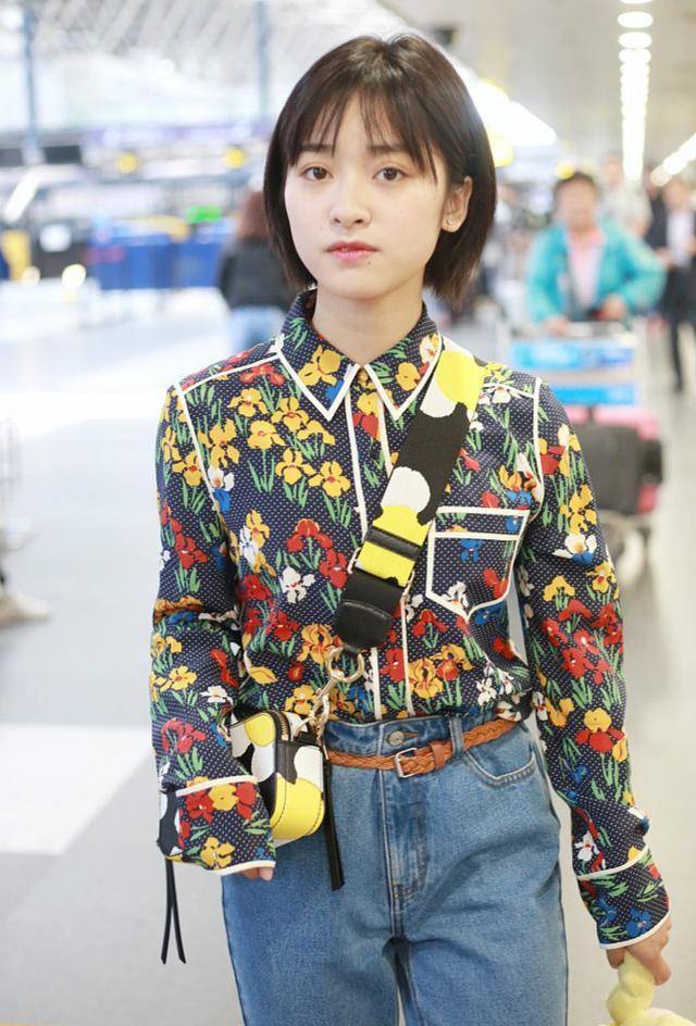 面料|花衬衫有多时髦？周雨彤在卫生间也能拍出时尚大片，复古氛围绝了