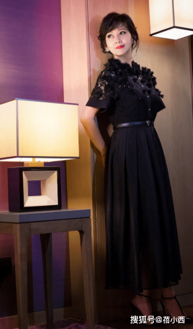 身材|赵雅芝真是“时髦奶奶”,穿牛仔外套配马丁靴亮相,比年轻人还潮