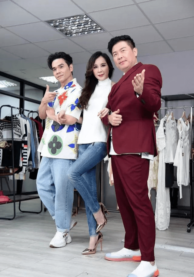 显得|萧蔷越老越会装,看友人作画被拍,素颜松垮干瘪52岁老得不真实!