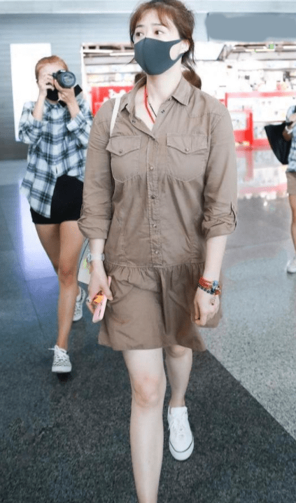 条纹|蒋欣瘦了真敢穿！穿衬衫下摆缝“荷叶边”，“豆腐腿”美成焦点