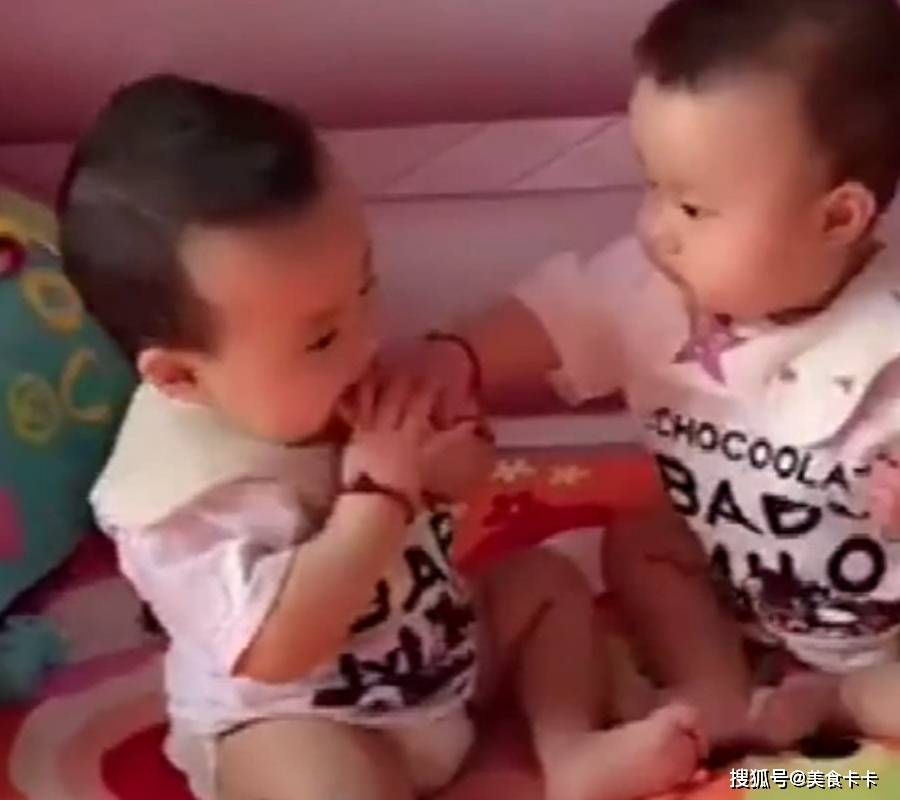 玩具|双胞胎宝宝抢零食，没想到竟看到姐姐傲娇的一面，简直被萌翻了