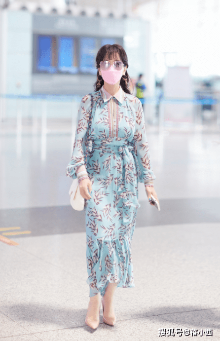 身材|赵雅芝真是“时髦奶奶”,穿牛仔外套配马丁靴亮相,比年轻人还潮