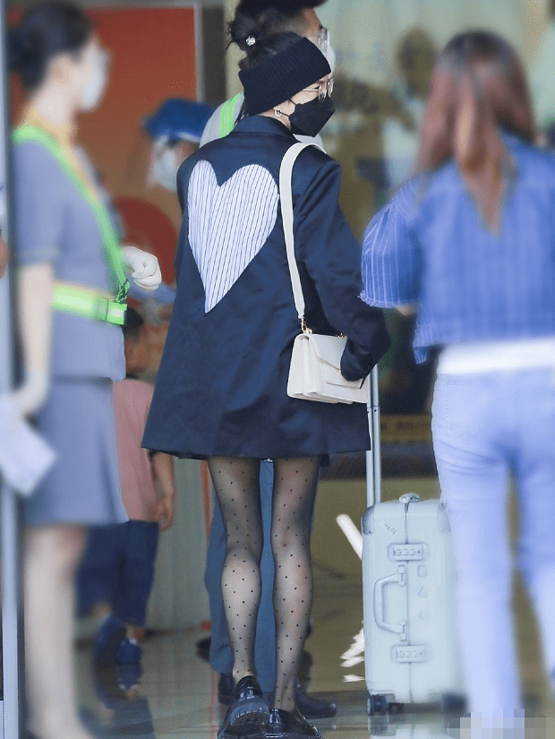 杨幂|“单身汉”杨幂魅力挡不住，“小鸟腿”套双波点袜，腿细的很危险