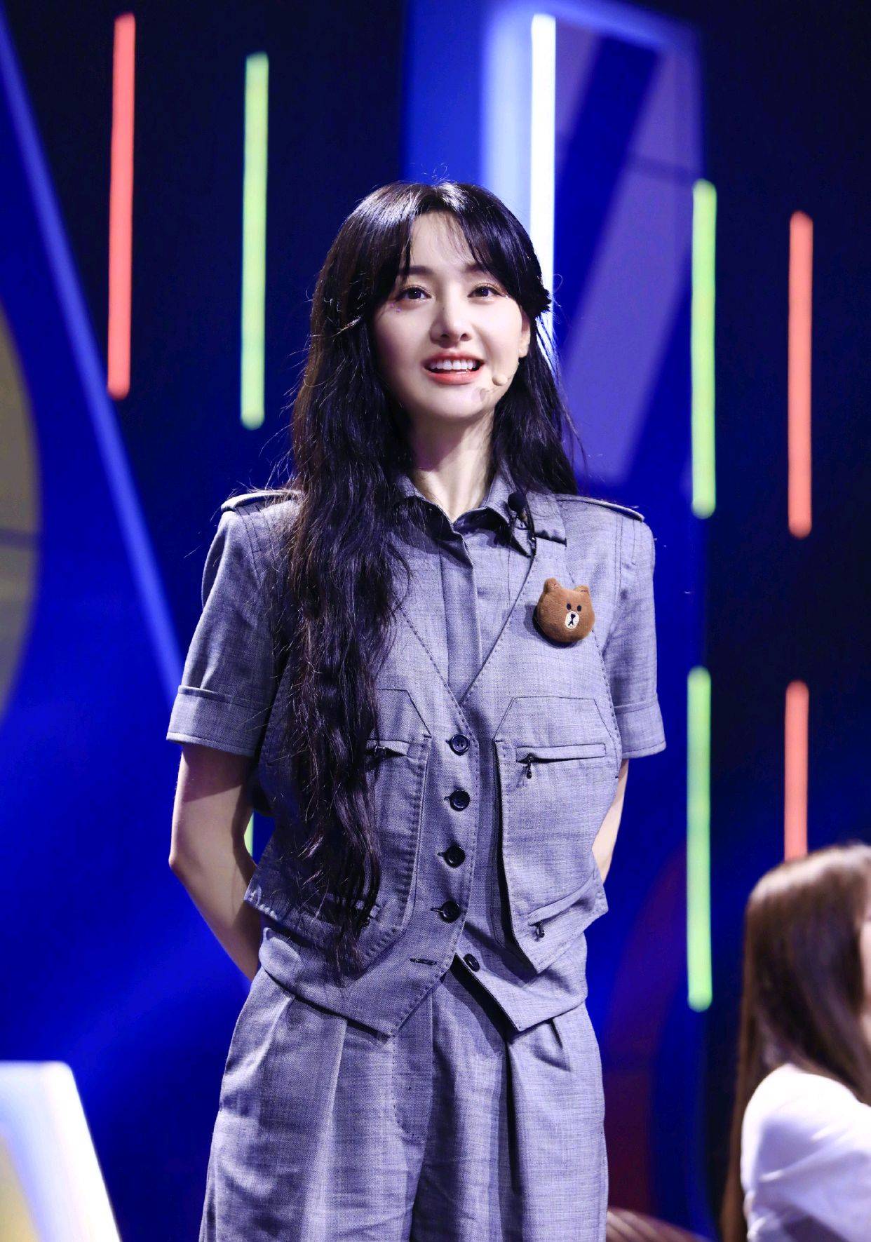 短裙|短裙“失宠”了,今年夏天流行百慕大短裤,郑爽万茜穿上也太A了