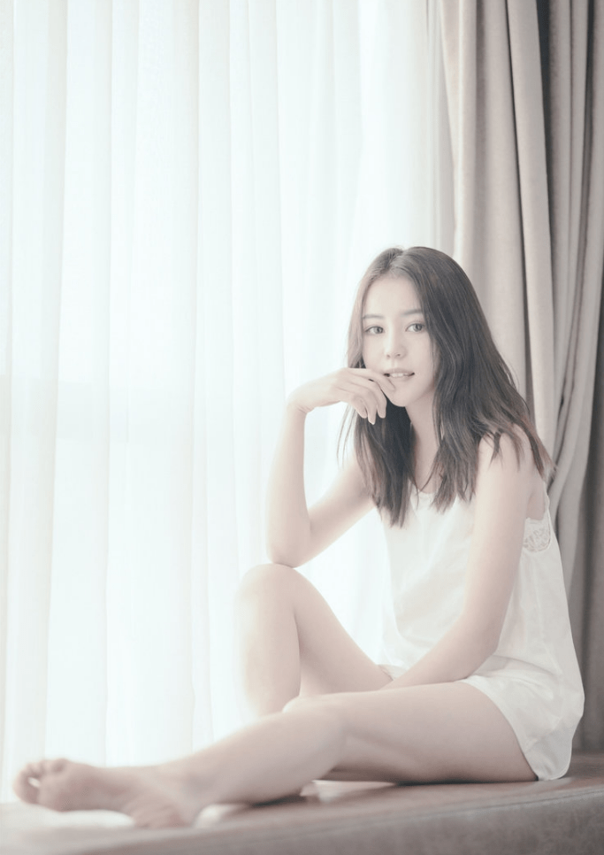 人心神|简单的白色吊带裙,深情的注视,让人心动,又觉虚无缥缈