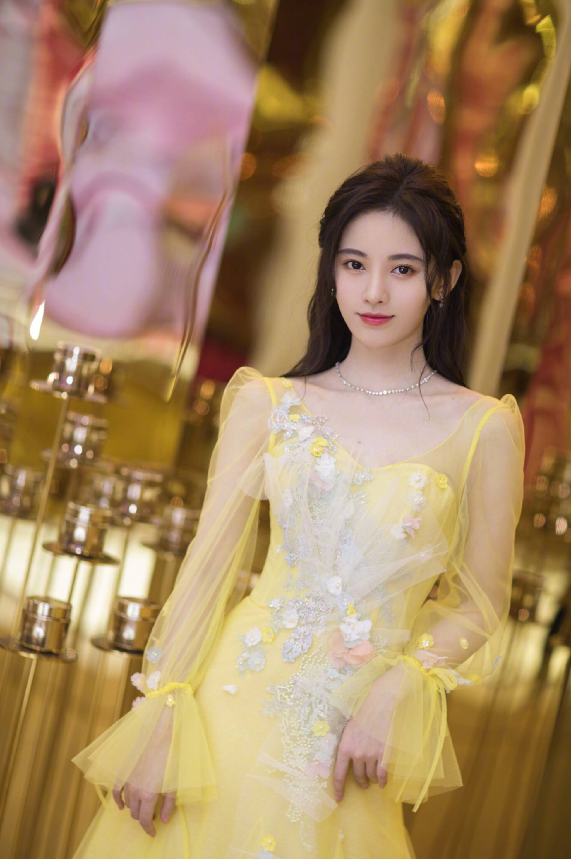 鞠婧祎|鞠婧祎穿黄色连衣裙，娇俏迷人，罗云熙皮衣配衬衫，痞帅有范儿