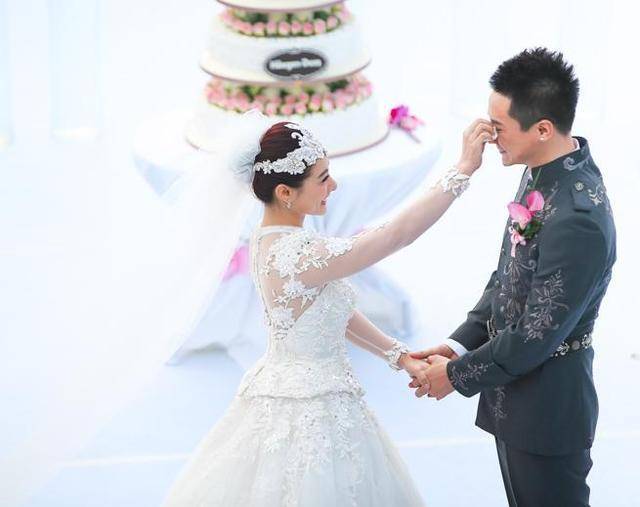 面色|刘璇二胎进入倒计时，着粉嫩碎花裙难掩巨大孕肚，面色红润状态佳