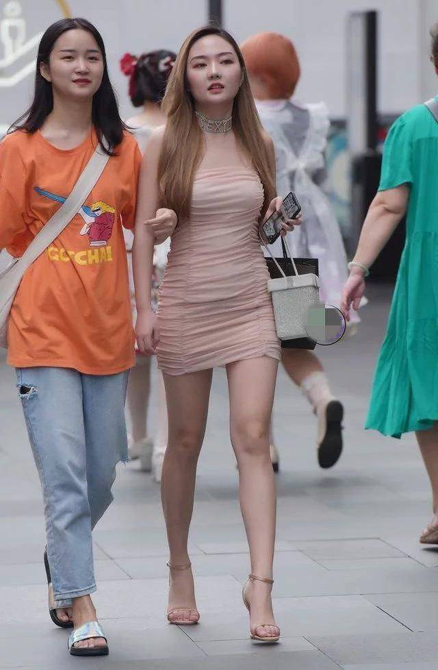 身材|吊带裙搭配一字带凉鞋,拉长你的双腿还超级百搭时尚