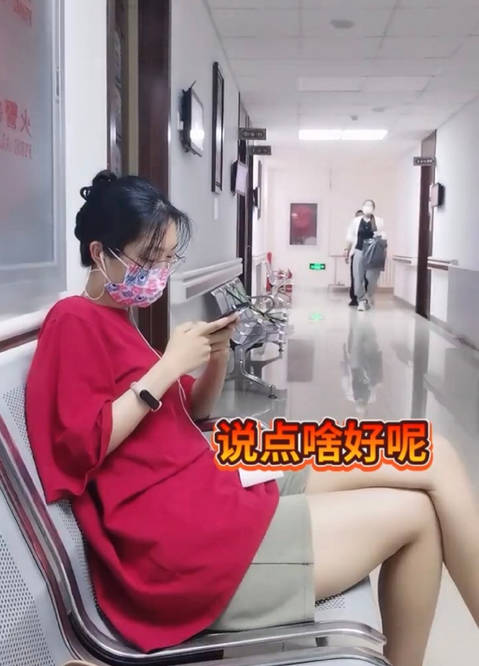 于文华|于文华罕见晒女儿，23岁女儿穿T恤短裤被妈偷拍，一脸害羞好可爱