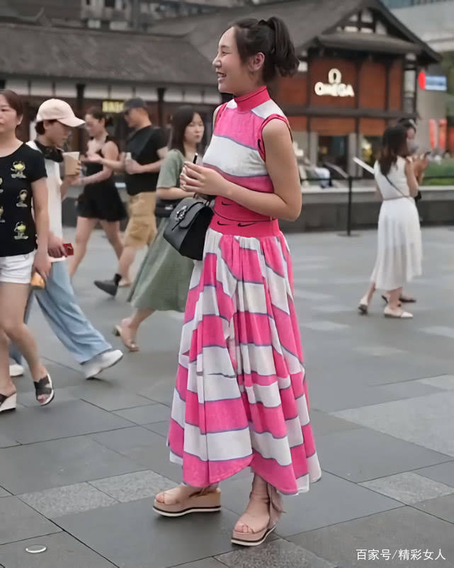 耐克|街头火了套“山寨耐克裙”,长得像巨土的花床单,收藏好别买错!