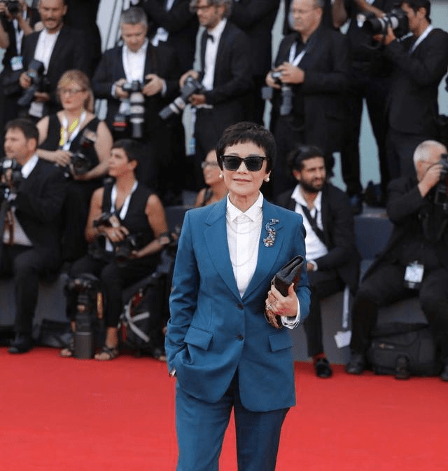 短发|张艾嘉同框刘嘉玲,黄衣配短发老得优雅,这才是奶奶辈该有的样子