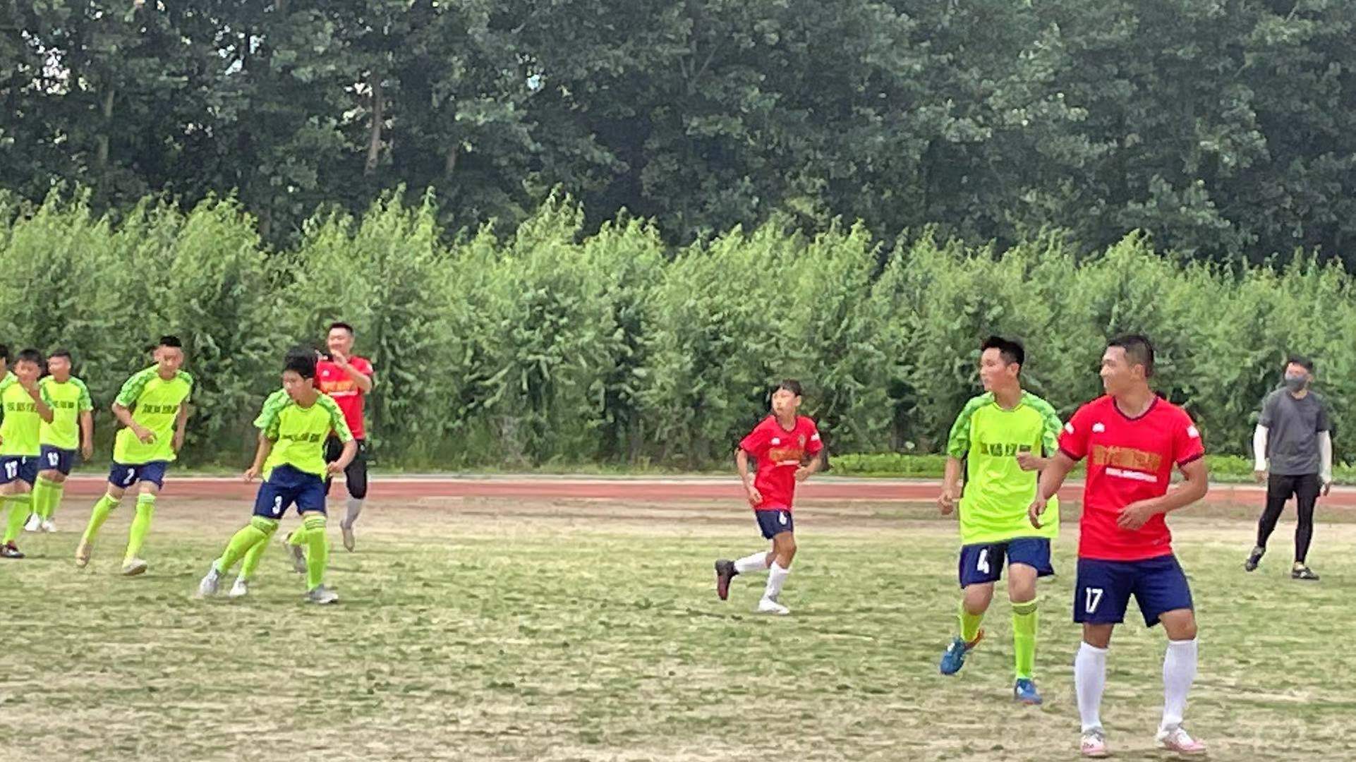 沈阳狮子会辽沈公益餐饮足球俱乐部举办筑梦绿茵公益活动