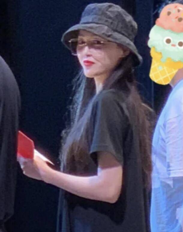 时间|唐嫣现身彩排图,穿宽松裙踩平底鞋被猜测怀二胎,素颜美出新高度