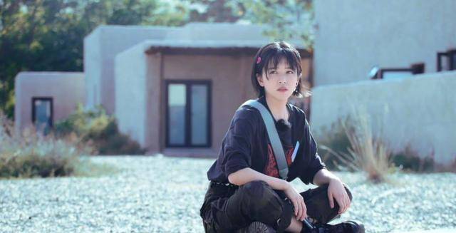 设计|阚清子身材好正,黑色紧身包臀裙秀出S身段,开叉秀出长腿更撩人