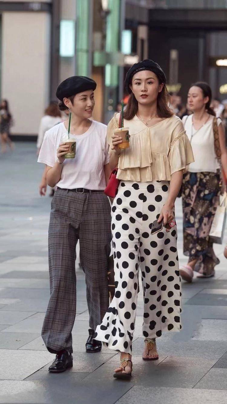 设计|丝滑面料纯色上衣搭配高腰牛仔短裙，清纯可爱，尽显美人范