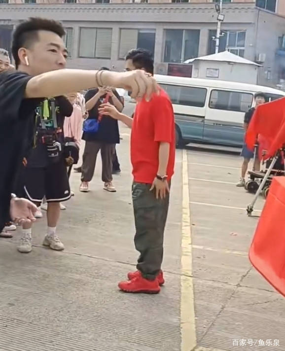 柳云龙拍摄网剧，着红T恤红鞋打扮喜庆，讲话风趣幽默不失重点