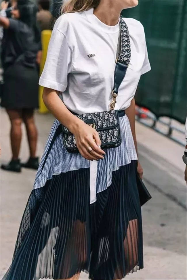 t恤穿搭技巧配半身裙 6a28a57cf3f142bf8c43aa65b6566477.jpeg
