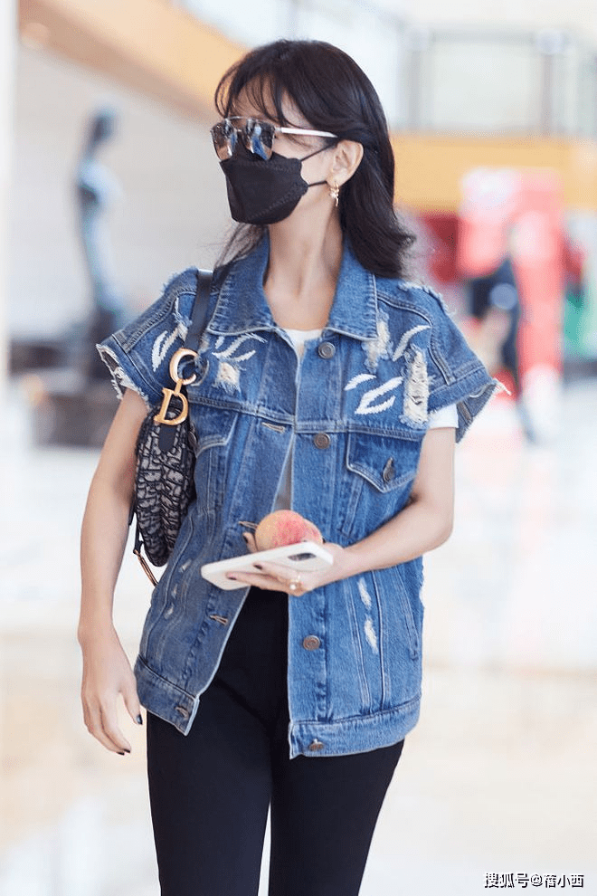 身材|赵雅芝真是“时髦奶奶”,穿牛仔外套配马丁靴亮相,比年轻人还潮