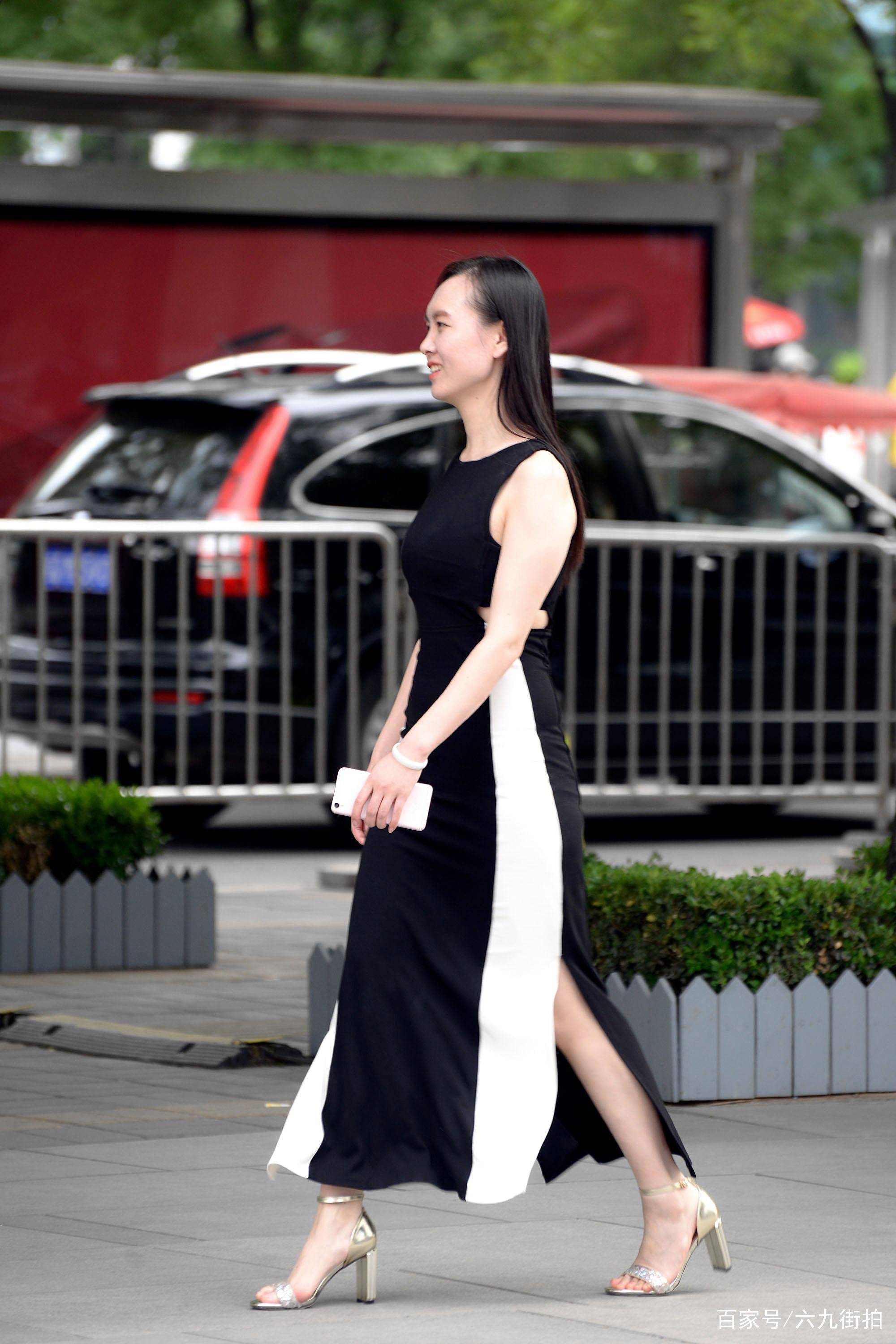 黑色|黑色连衣裙,侧面一条白色装饰,搭配出显身材的效果