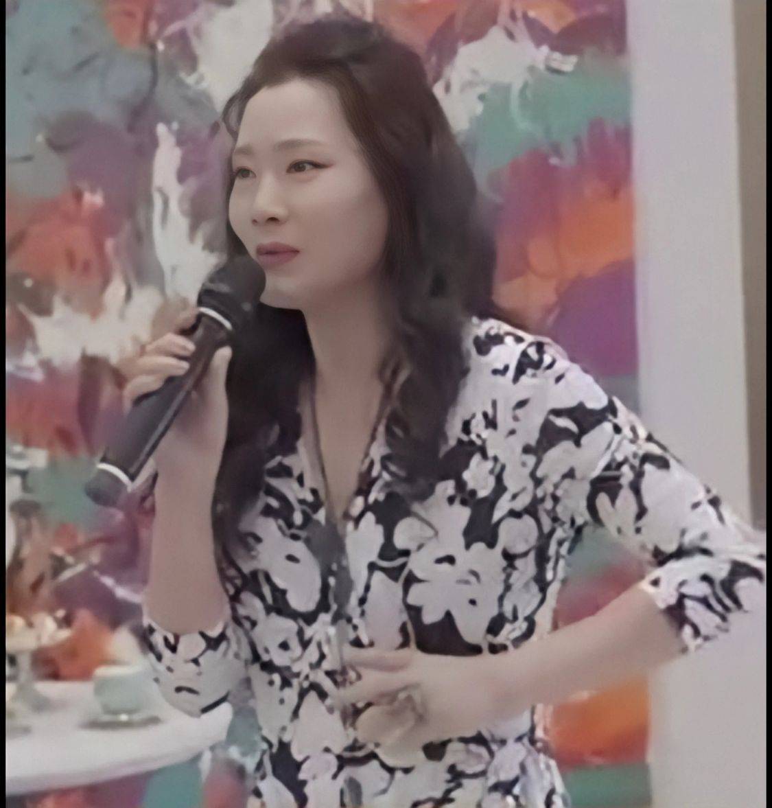 到达|连何赛飞也不真实，58岁的脸又白又没皱纹，但美颜了也难掩老态！