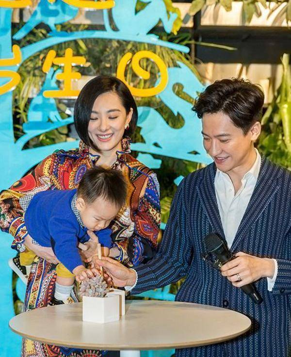 老公|刘璇晒二胎孕肚照，宽松碎花裙难掩巨肚，扎丸子头面露浅笑状态佳