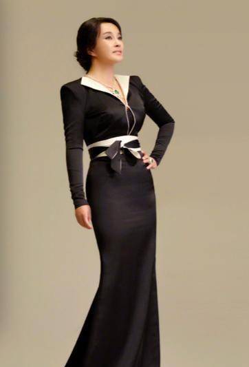 曲线|64岁刘晓庆穿紧身衣秀身材曲线，扭腰摆臀状态年轻