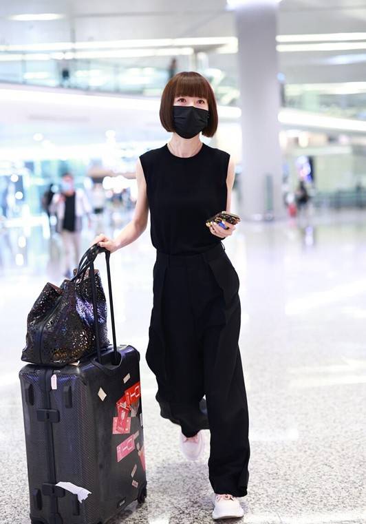 女神|鲁豫才是真“冻龄女神”！穿无袖装清爽减龄，51岁嫩似18岁小姑娘