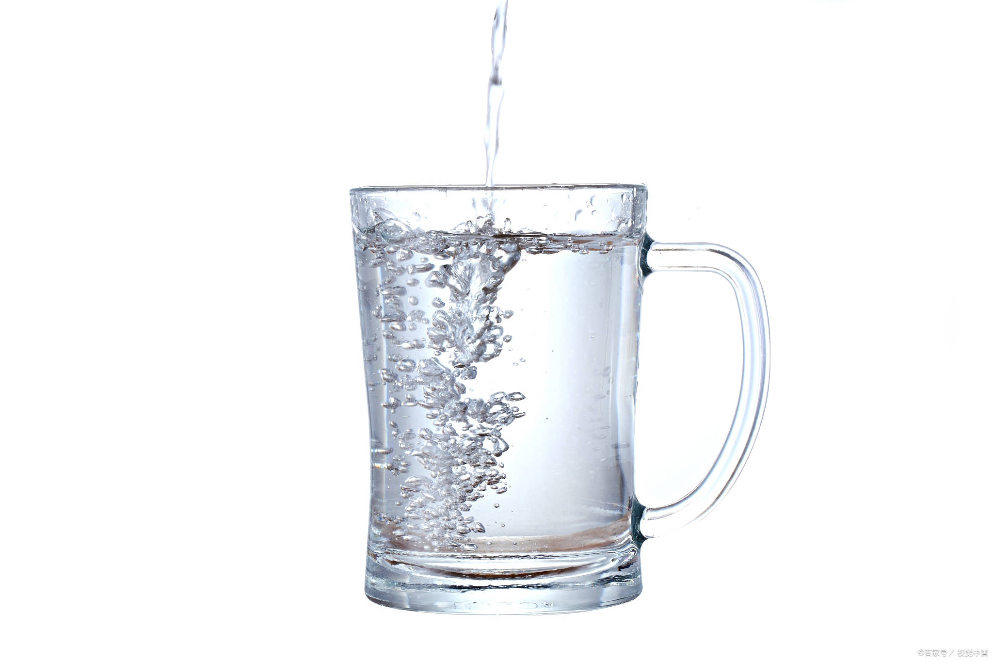 提醒:3种水,越喝越渴_盐水