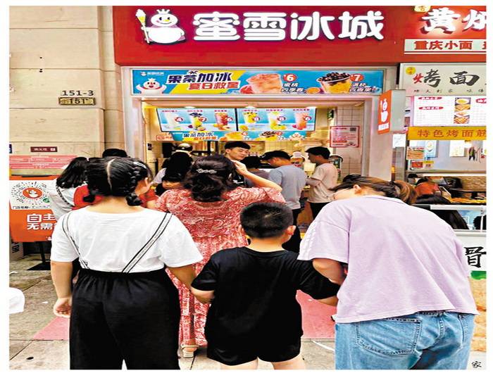蜜雪冰城在上海的一家门店,门前顾客大排长龙. 记者孔雯琼 摄