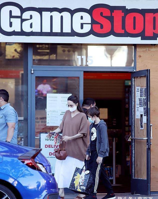 黑色|过臀宽松毛衣考验人,一不小心穿成侏儒,朱莉依然穿出女神风